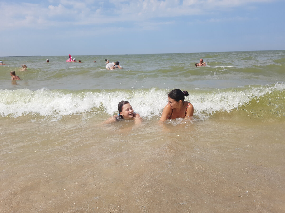 Дочь и внучка с подружками на море, листайте!