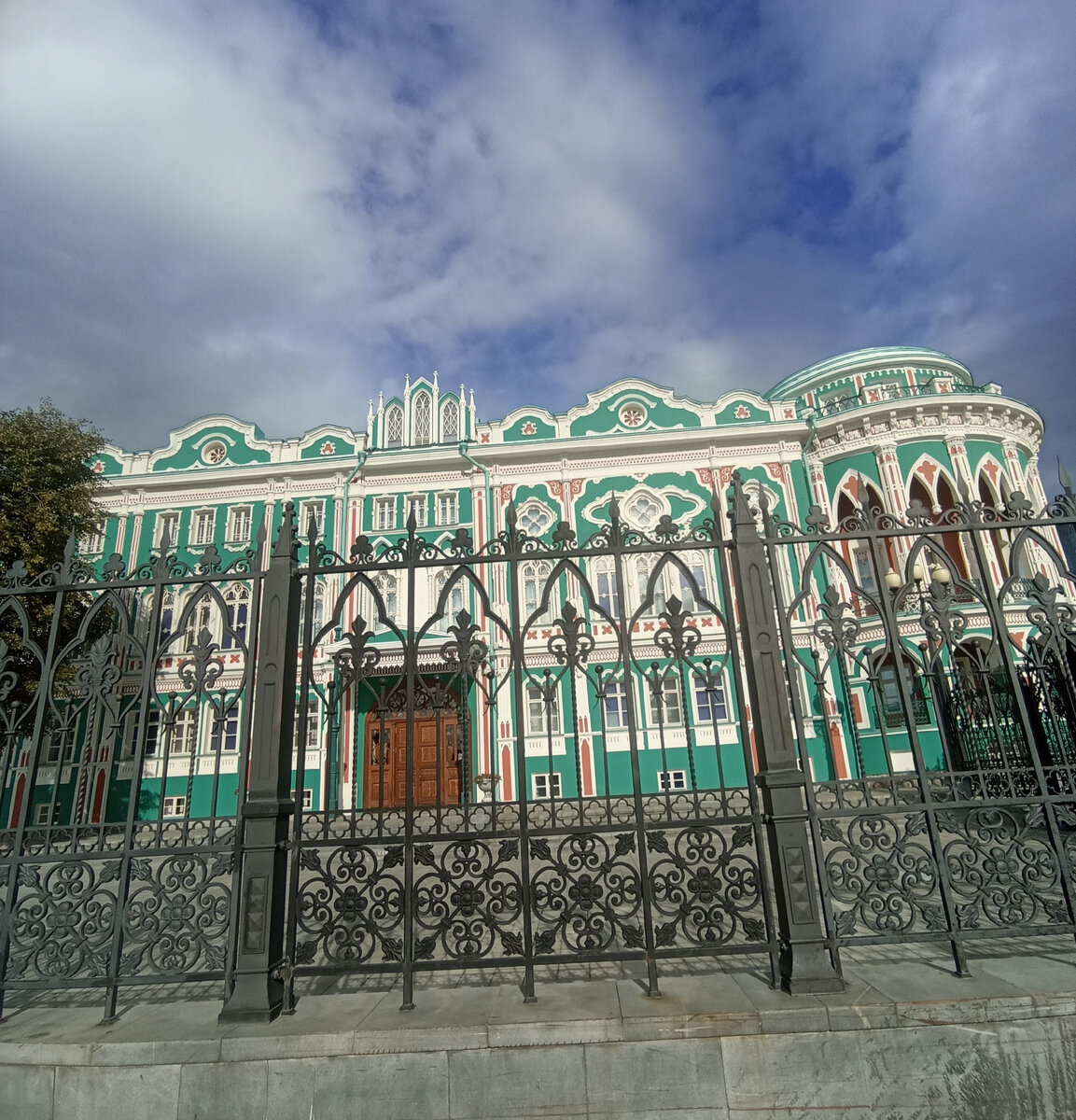 Дом Севастьянова стоит на набережной Городского пруда.