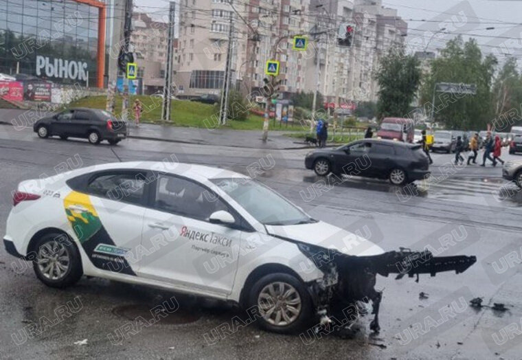    По словам владелицы машины такси, она стояла на перекрестке, когда в нее въехал Opel