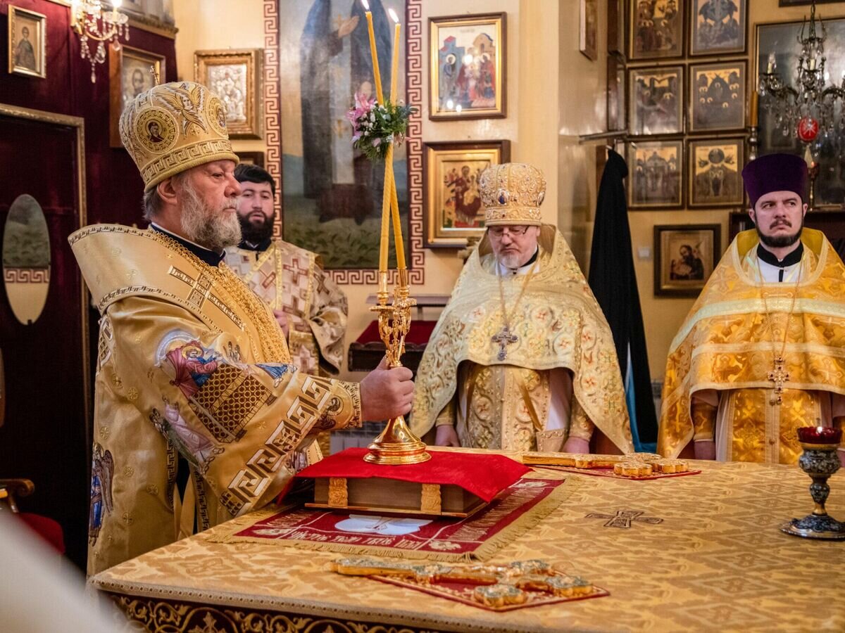    Высокопреосвященный Митрополит Кишиневский и всея Молдовы Владимир совершает Божественную литургию в храме святого великомученика Георгия в Кишиневе© Фото : православная церковь Молдовы
