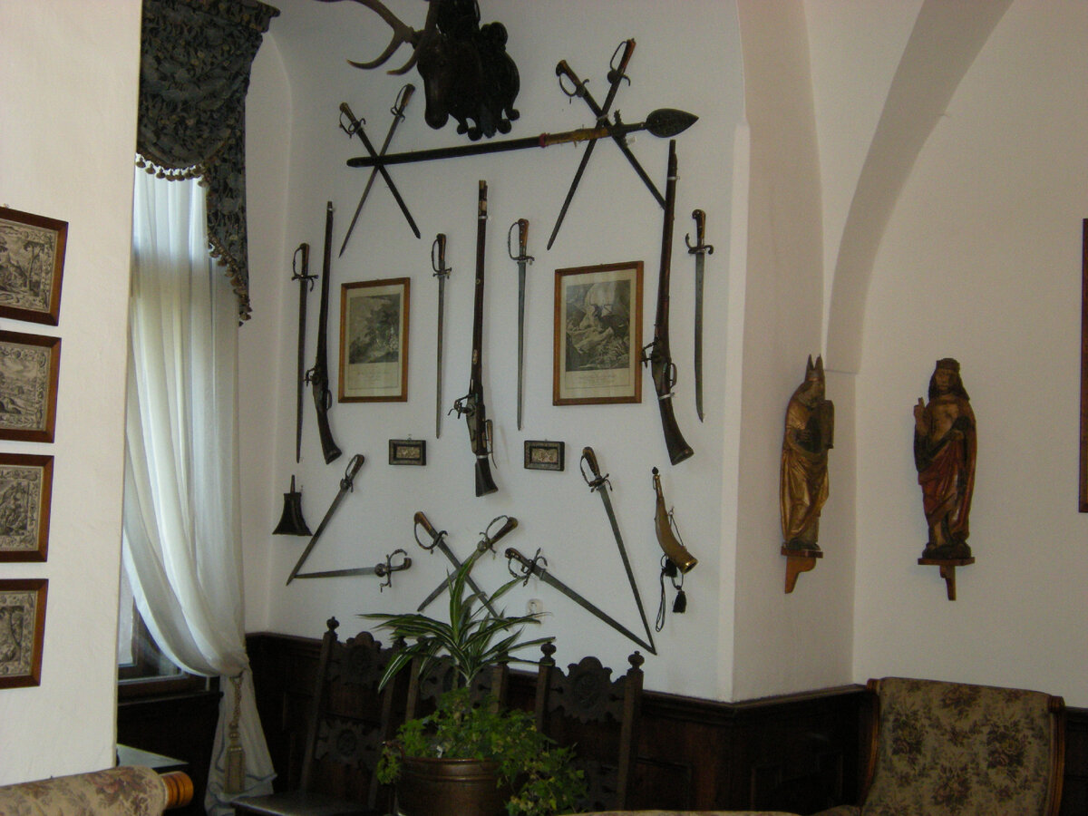 В замке представлены произведения живописи итальянских и голландских мастеров, коллекция старинных часов, большая коллекция гравюр XVII века, коллекция исторического оружия XVII и XVIII веков, а также мебель XVIII века в стиле рококо, изделия из фарфора, серебряная посуда, книги, охотничьи трофеи...