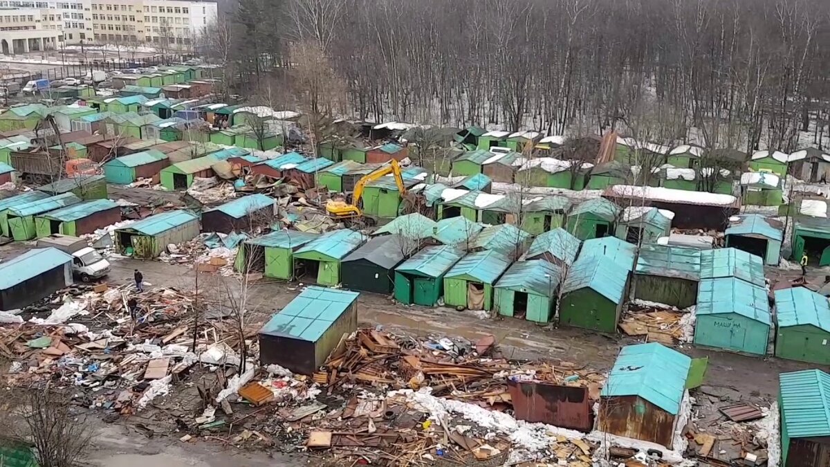 Так сносят гаражи, которые на законных основаниях простояли по полвека. При том для таких гаражных комплексов, как правило, отводилась земля, на которой по тем или иным причинам невозможно строительство жилых домов. Сегодняшним чиновникам на это наплевать, главное всю землю строителям отдать. За деньги, конечно.