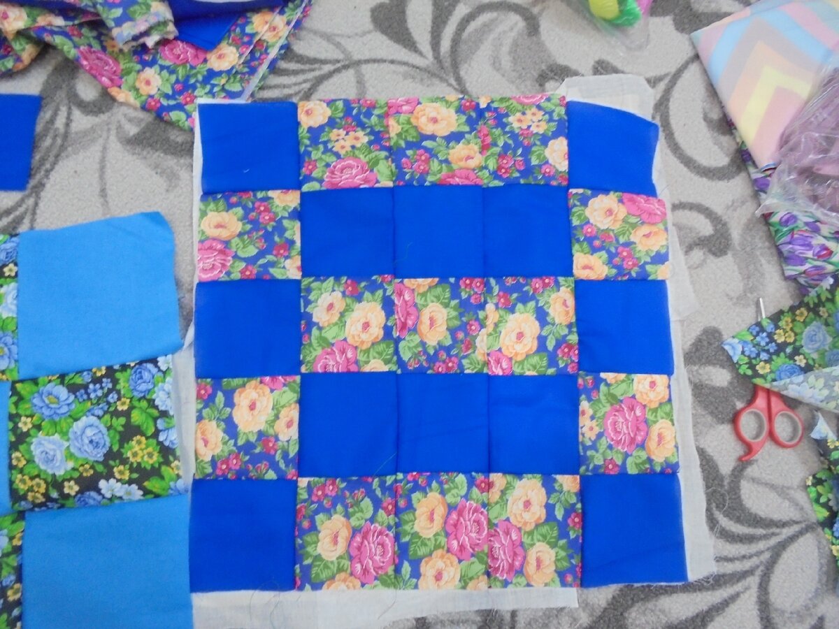 Стандартно нарезала квадратиков 10*10 сшила, добавила вторую строну квадратики 15*15 добавила мадаполам и холстопрошивочное полотно.