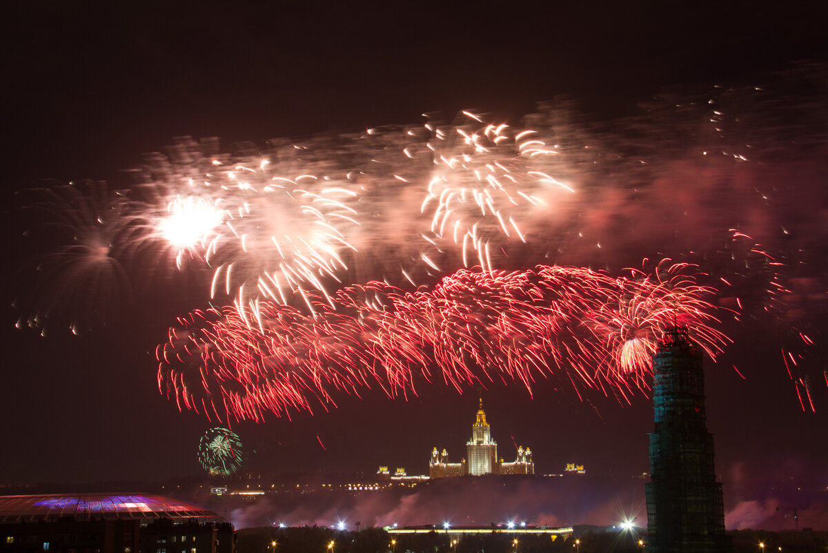 Салют 9 мая 2024 москва точки. Салют Победы Новодевичий монастырь. Салют у Новодевичьего монастыря в Москве. Салют над Новодевичьим монастырем.