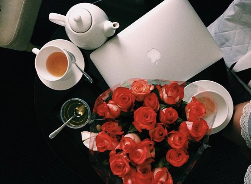 Топ профессий, которыми можно зарабатывать в путешествиях на удаленке. Люди, которые любят много путешествовать, постепенно загораются идеей бросить работу, уйти в удаленку, либо сформировать пассивный доход, который позволил бы им вальяжно путешествовать по миру, осознавая, что каждый месяц, находясь в пути можно заработать энное количество средств на дальнейшее перемещение. Кроме того, мамы в декрете, фрилансеры, студенты зачастую являются той категорией людей, которым актуальна удаленная работа. Данное обстоятельство заставляет направлять вектор своего внимания именно к работе, позволяющей зарабатывать деньги без личного присутствия на рабочем месте, имея всего лишь под рукой гаджет. В этой статье как раз, таки мы бы хотели рассмотреть виды тех самых работ, заниматься которыми вы сможете из любой точки мира, при этом особых квалификационных навыков вам для этого не потребуется. Не, иначе как грамотная русская речь, знание английского языка безусловно будет являться вашим преимуществом на рынке, итак начнем. 
