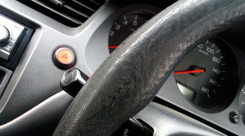 При малых показания одометра накладки на педалях газа и тормоза не могут быть изношены до металла. Заметный износ накладок педалей бывает только после 80-100 тысяч км. Если накладки изношены, а пробег тысяч пятьдесят — очевидно скручивание. Хотя для «перекупов» это не проблема - и вышеперечисленные признаки устраняются за счет дешевых чехлов на сиденья, оплеток на руль, накладок на педали или замены старых деталей на новые.