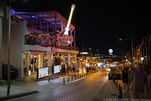 Легендарный бургер из Hard Rock Cafe. Такого огромного бургера я еще не видел