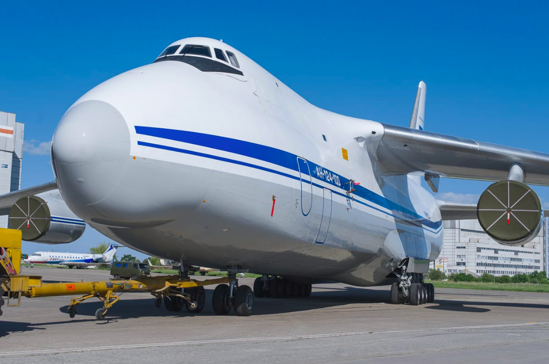 Ан 124 транспортный грузоподъемность. Грузоподъемность ан 124. Ah-124-100. Ан 124. Грузовой ан 124.