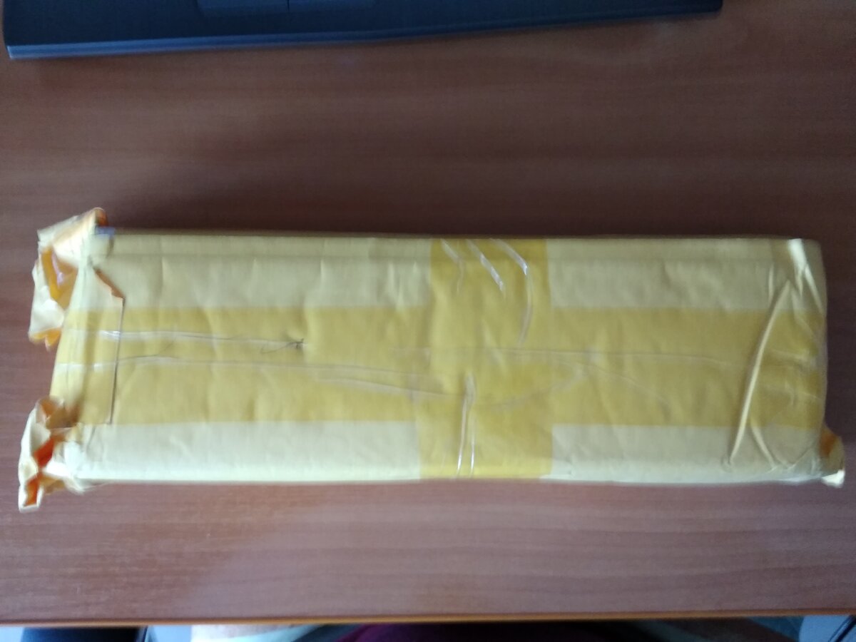 Посылка доставили обёрнутой в плотную желтую бумагу проклееную изнутри "пупыркой".