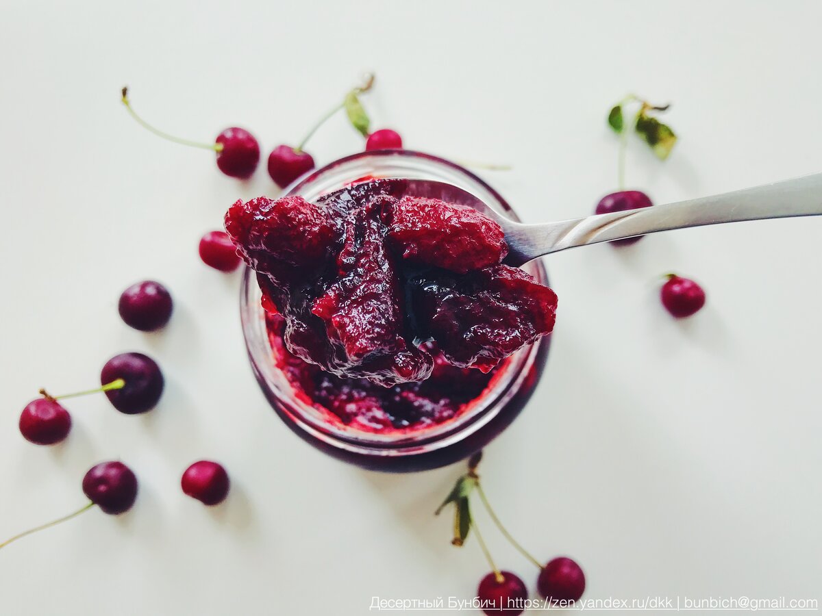 Вот такой вишневый конфитюр у меня получился