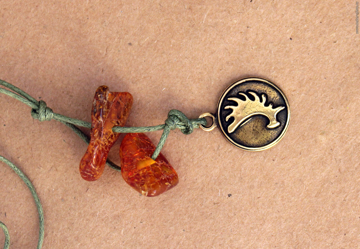 Подвеска «Символ Восточно-прусского землячества» в Калининградском музее янтаря. Иллюстрация: Amber-sfera.ru. 