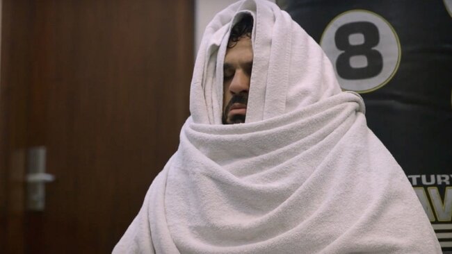 Бойцы обматываются полотенцами для сгонки веса