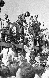 Люди штурмуют "Маяковский"