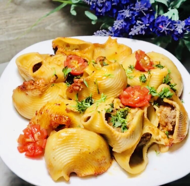 Конкильони фаршированные овощами. Макароны с курицей и грибами. Фаршированные ракушки тако. Фаршированные большие макароны ракушки. Рисовые макароны ракушка.