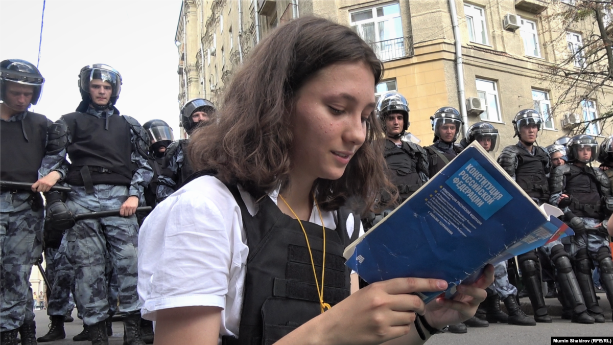 Оля Мисик читает Конституцию 