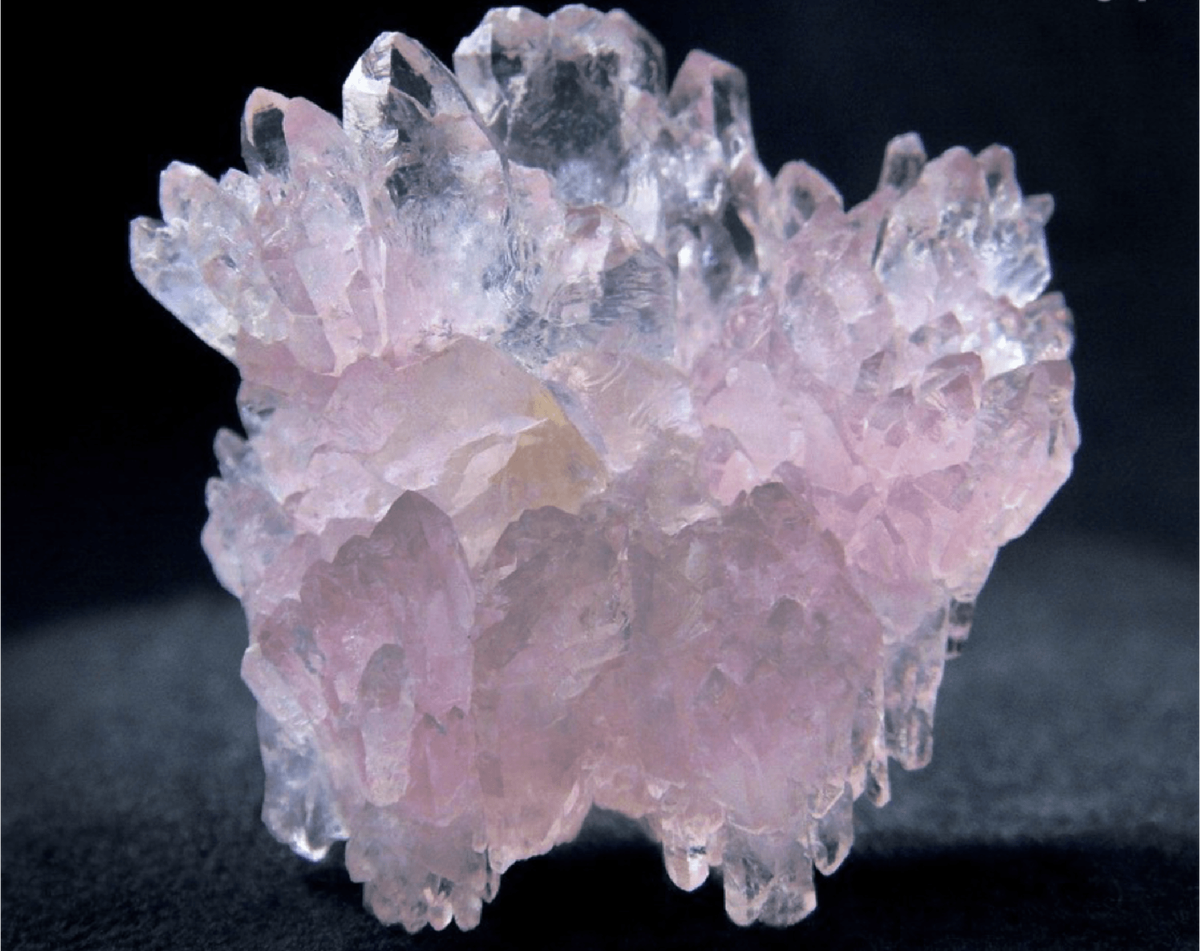 Розовый кварц друза. Минералы кварц горный хрусталь. Камень Антарктицит минерал. Аметист, розовый кварц и горный хрусталь.