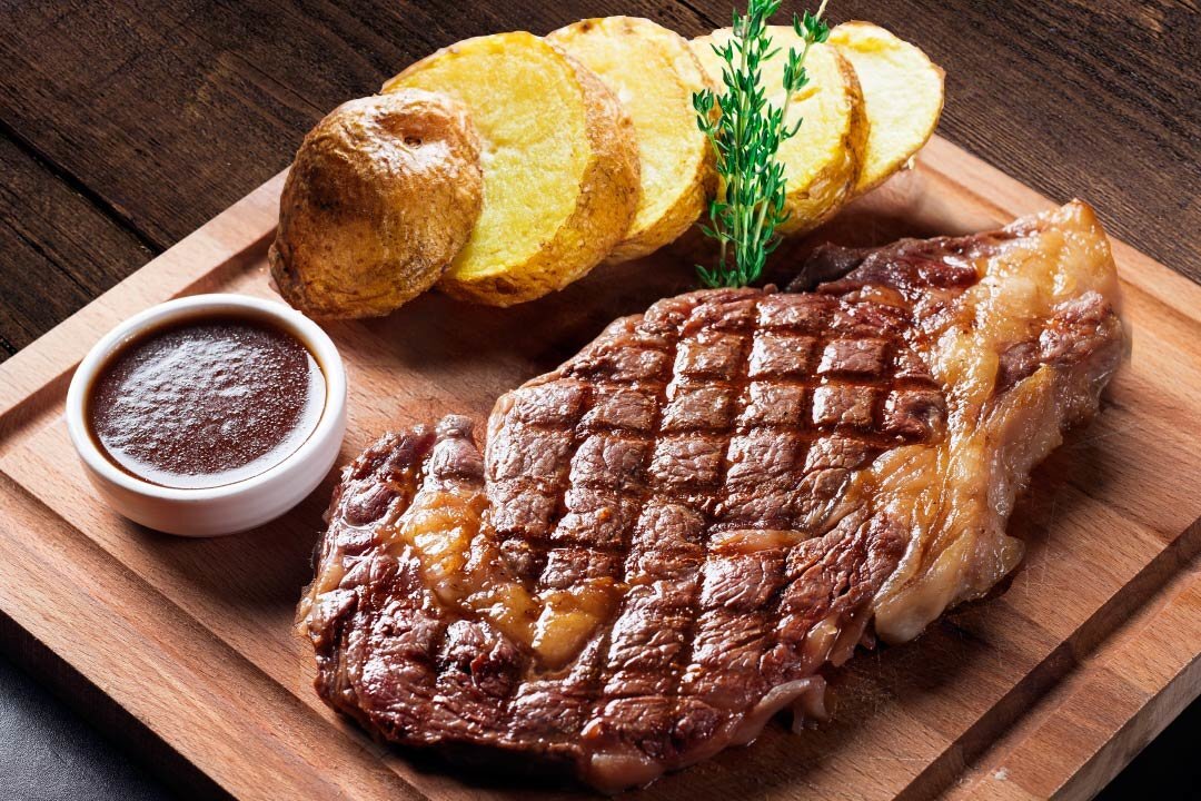 
Стейком может называться только мясо говядины. Для идеального стейка подойдёт рибай и стриплойн (говоря другими словами подойдёт толстый и тонкий край) и если вдруг что-то пойдет не так, то это будет трудно заметить в готовом результате, т.к. это мясо само по себе очень мягкое и испортить его почти невозможно. Чтобы получить превосходный результат, стейк должен быть не толще 2,5 см (если берёте готовый проследите за толщиной) и обязательно комнатной температуры.