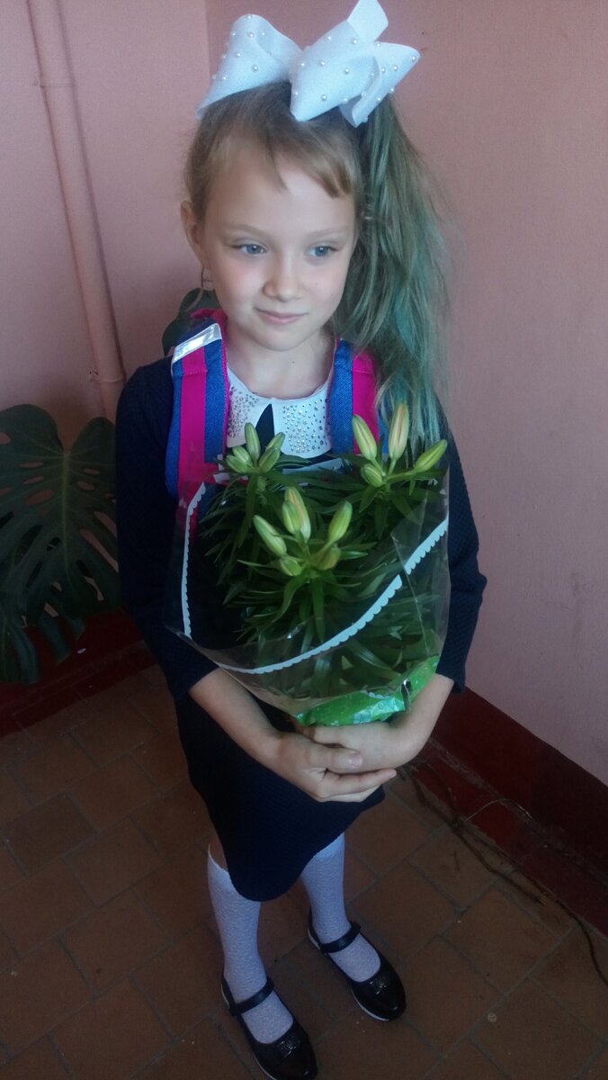 Лера готова в школу. 