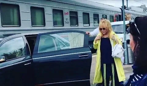 После скандала Пугачева вернулась на Рижский вокзал уже без авто (ВИДЕО)