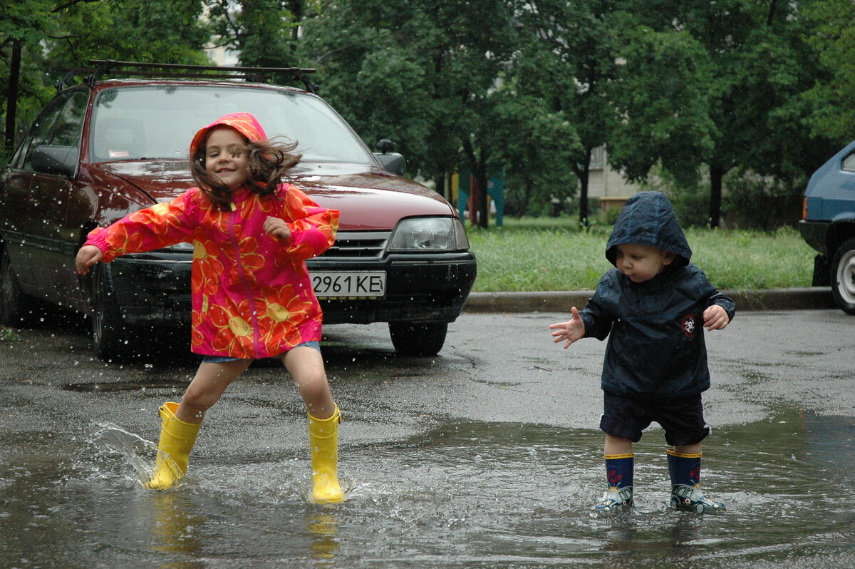 Картинки ребенок в луже