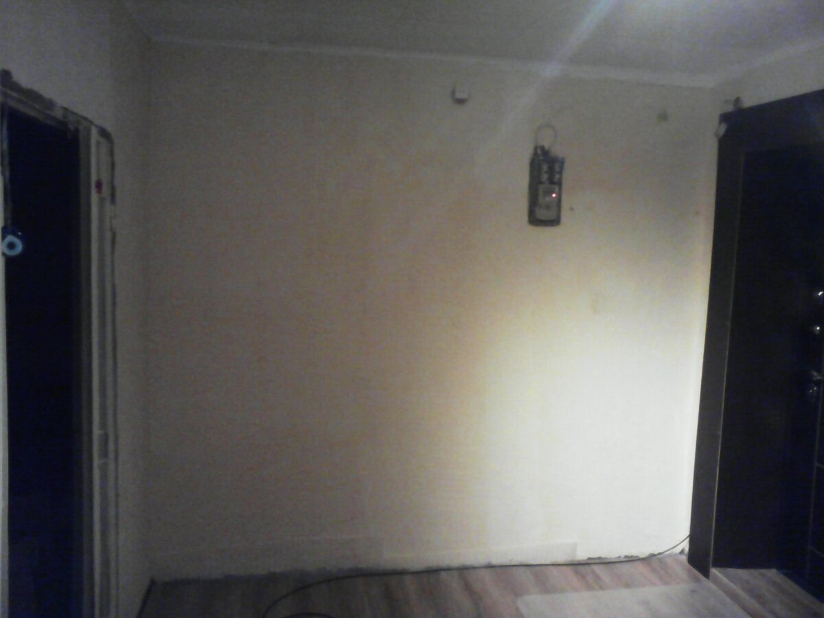 слева стена 60 см, справа 30 см и электросчетчик. 