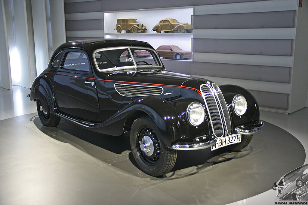 BMW 327/28 Coupe, произведенные в 1938-1940 гг. в количестве 86 единиц, были одними из быстрейших гражданских автомобилей своего времени. Под элегантным обтекаемым капотом скрывалась 2-литровая «шестерка» мощностью 80 л.с., которая крутилась более чем до 4500 об/мин  В СССР такую отдачу в то время только-только научились получать с двигателя объемом 3,5 литра…