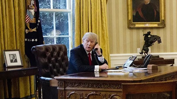 Дональд Трамп во время телефонного разговора. Архивное фото