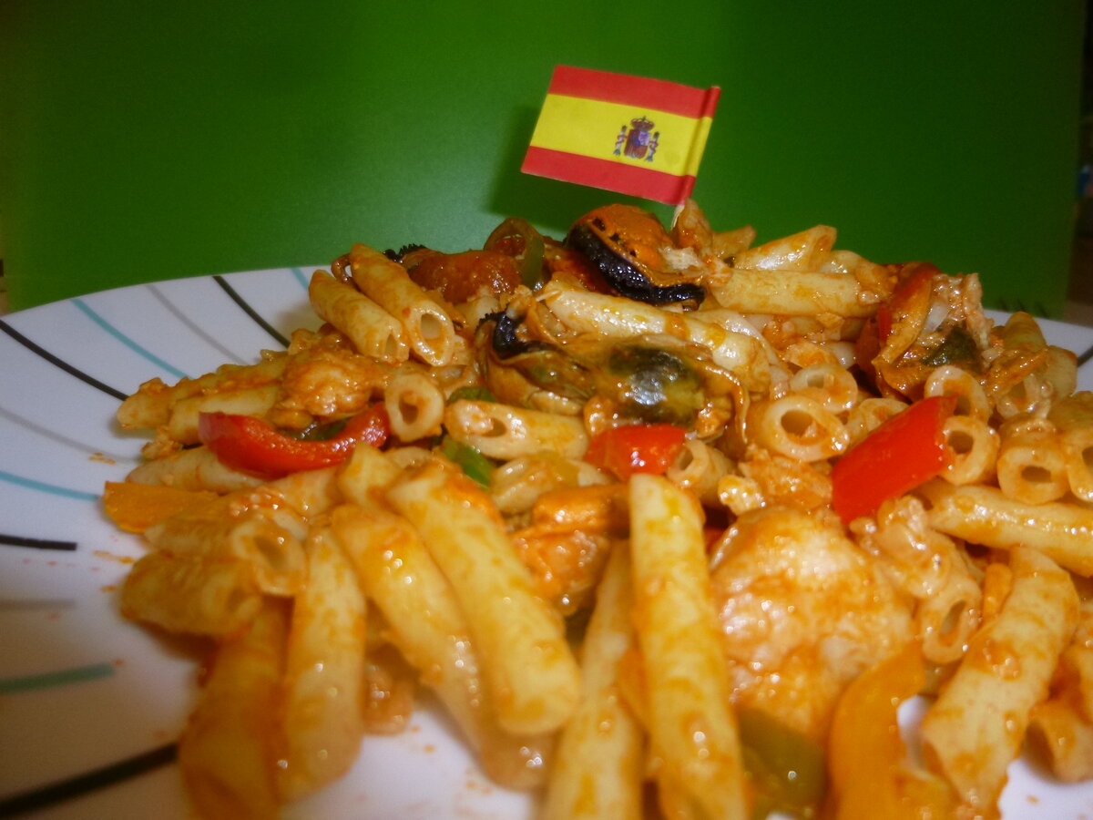 Макароны с мидиями, рыбой и овощами