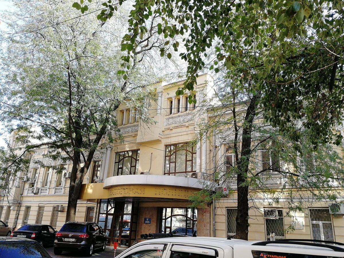 Ширина улицы не позволяет захватить дом в кадр целиком