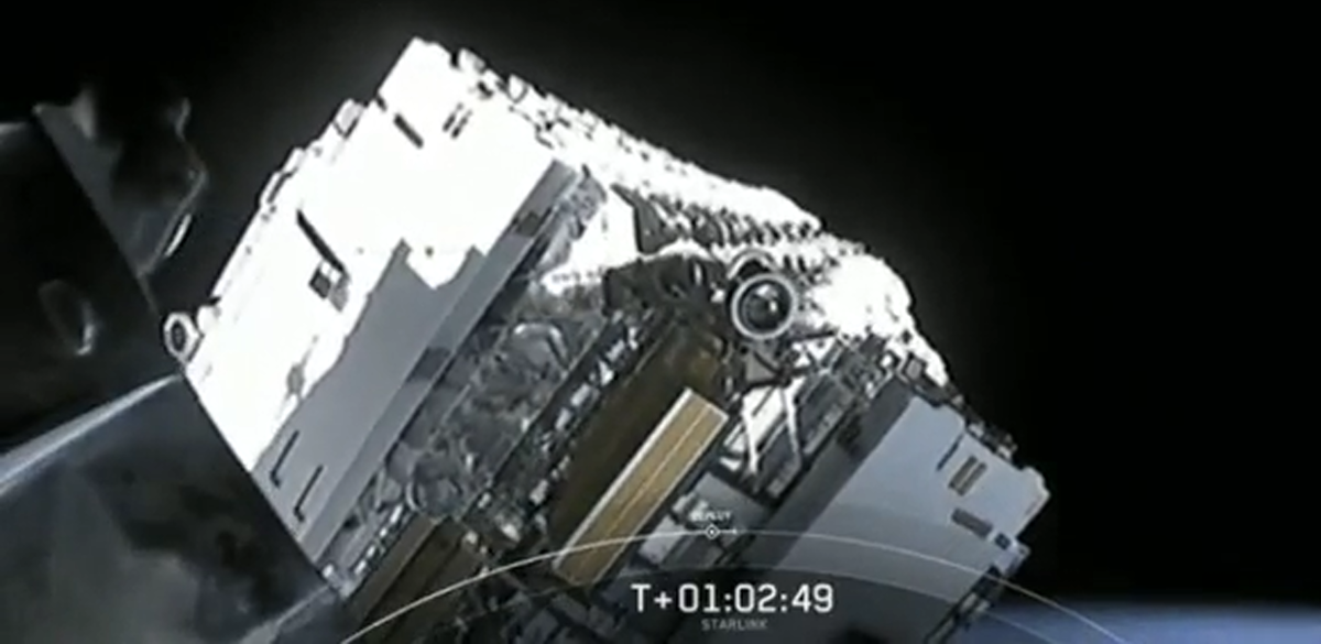 Запуск спутников Starlink в космос на околоземную орбиту.