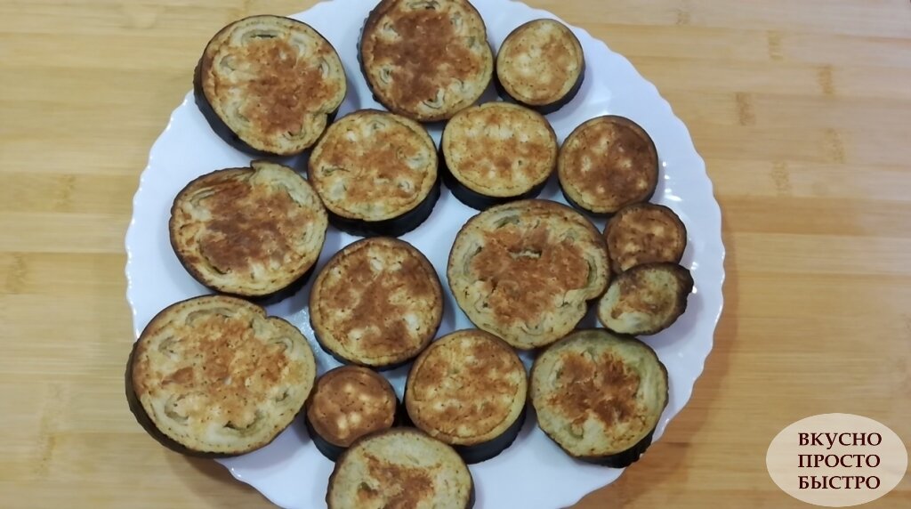 Вкуснейший салат из запечённых баклажанов и сладкого красного перца, с помидорами и зеленью.
Я очень люблю баклажаны в любом виде – жареными, консервированными, тушёными с овощами.-6