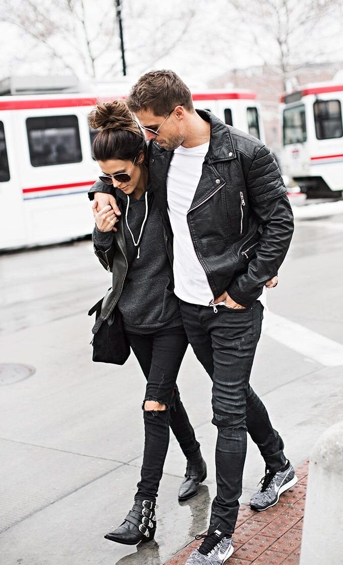 Парень и девушка одинаковы. Стильные пары. Красивые стильные пары. Пары в кожаных куртках. Стильно одетые пары.