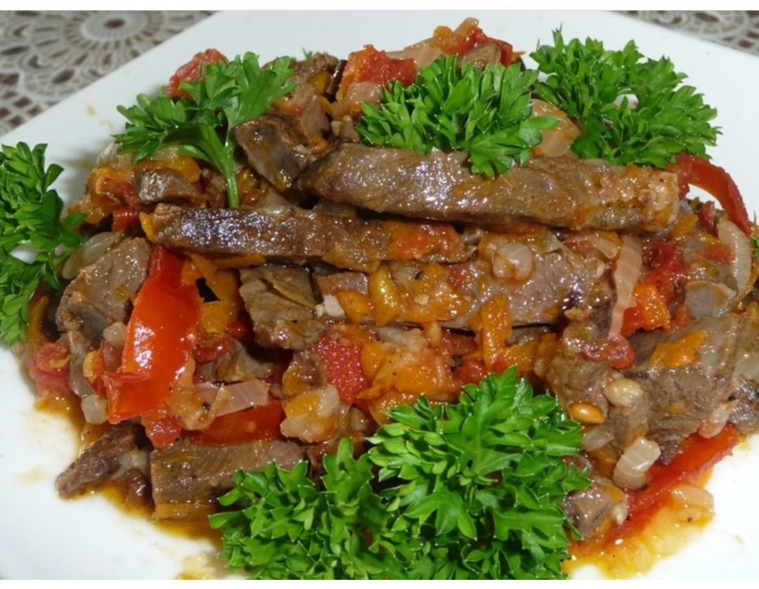 Сердечки тушеные. Приготовить куриные сердечки. Хе из говяжьей печени. Жареные куриные сердечки. Сердце свиное тушеное.