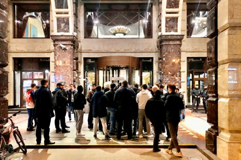 Народ Дагестана у отеля «Ритц-Карлтон»