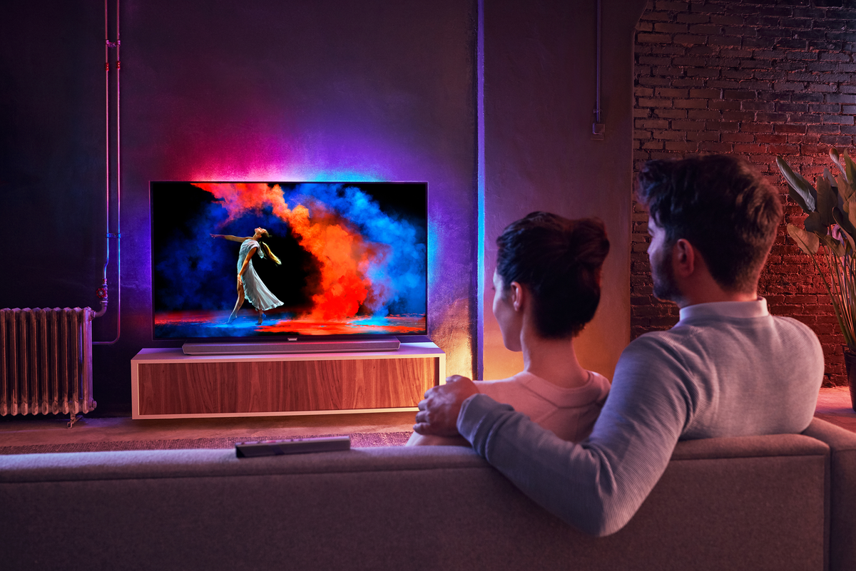 Филипс телевизор 2018. 3d телевизор Филипс с подсветкой. Philips 65oled907. Телевизор вечер.