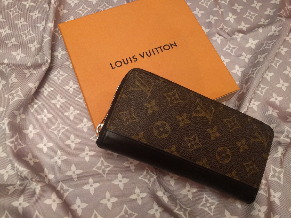 Внешний вид реплики вертикального бумажника ZIPPY, приобретенной в турецком магазине