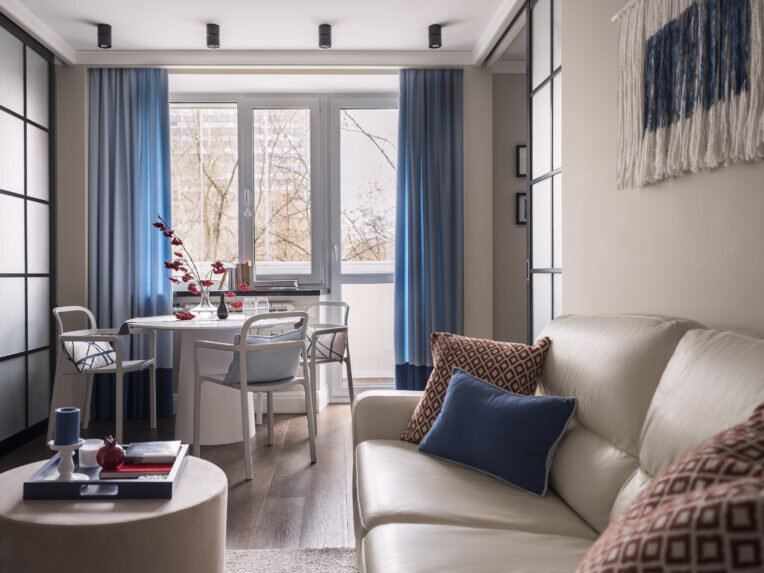 Гостиная. Краска на стенах, Little Greene; диван, IKEA; раздвижные перегородки, “Альф”.