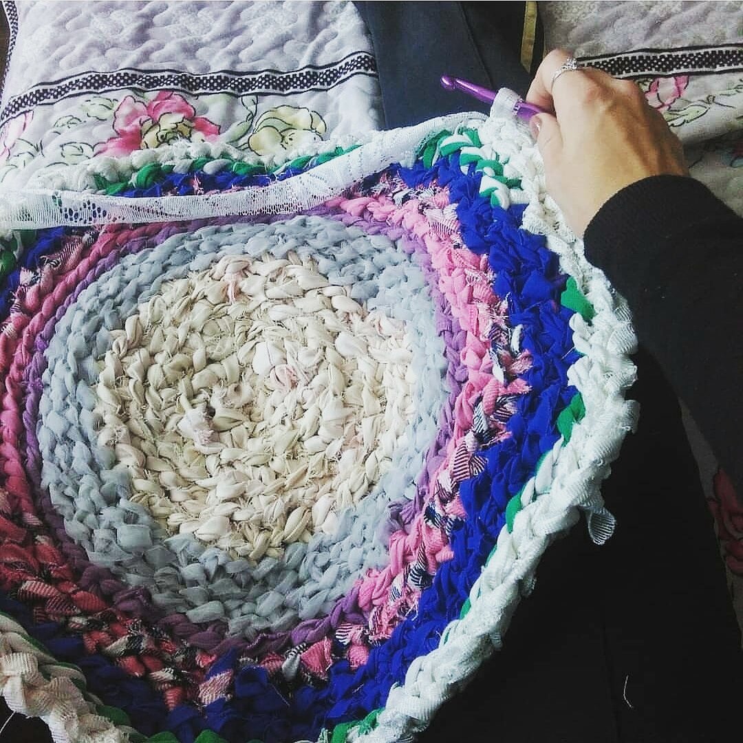 Коврик из платьев,рубашек,зановесок...