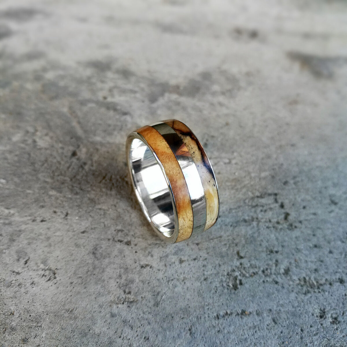 Никогда,ничего не поднимайте на улице,ни  денег,ни кошельков,ни золотых изделий особенно! Это ничего хорошего вам не принесет, а если вещь была заговорена с находкой в свой дом вы можете принести беды,несчастья,страдания,себе,близким, не поднимайте ничего на улице,это очень страшно и негативно!

Проанализируйте изменения в своей жизни,если вы когда то,что то нашли и жизнь ваша,после этого поменялась в худшую сторону!

Ваша находка,может быть чьим то откупом,откупом от болезни,откупом от несчастья,от неудач, да чем угодно!И поднимая,что то с земли, вы поднимаете ни деньги,ни вещь,вы поднимаете чей то откуп и берете его на себя!

Особенно опасно находить золото!!! Откуп даёт диаволу, в виде золото и золото уже не того человека,который положил кольцо на землю, оно принадлежит нечистому и если вы его подняли,одели на палец или просто храните дома,знайте,что вы имеете вещь принадлежащую нечистому.

Вы никогда не разбогатеете от того, что вы нашли,не станете счастливее или богаче и кроме негатива вам это ничего не принесет!

Если кто то находил вещи,изменилась жизнь в плохую сторону, не можете избавиться от проблем, пишите мне я помогу вам добрым советом,как это сделать правильно.
Выбросить допустим кольцо,или продать его, или положить там где вы взяли,это не избавит вас ни от чего.

Если у кого то есть вопросы, пишите мне на электронную почту,всегда с радостью помогу вам   varamat12@yandex.ru