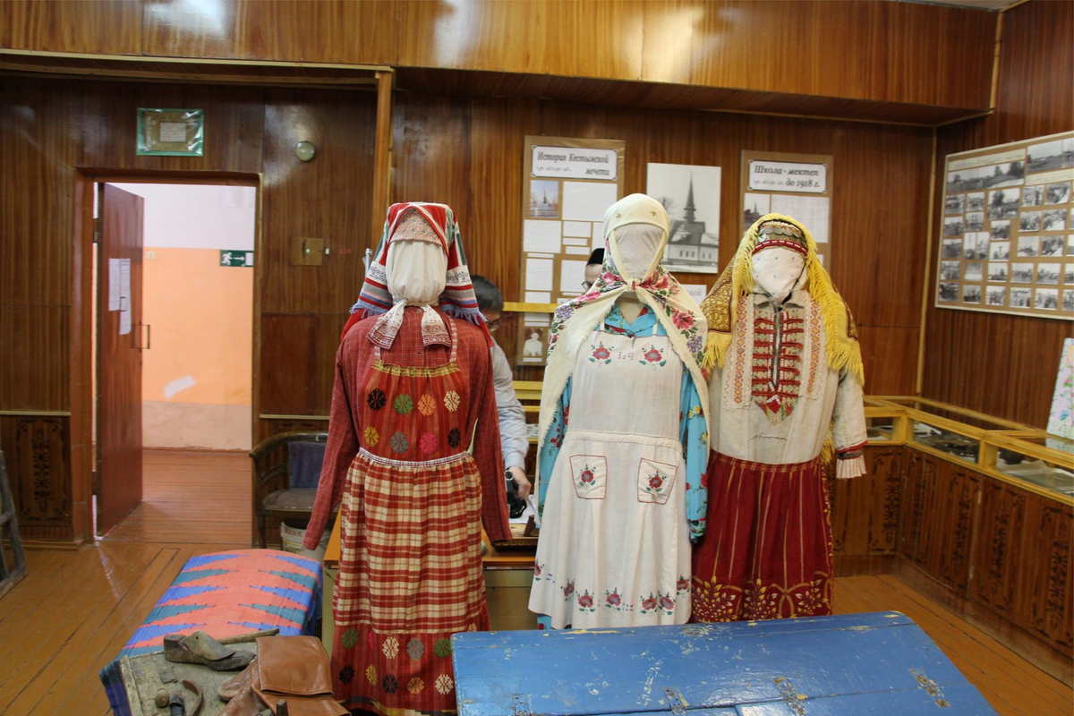 Женские костюмы народов, населяющих берега Чепцы