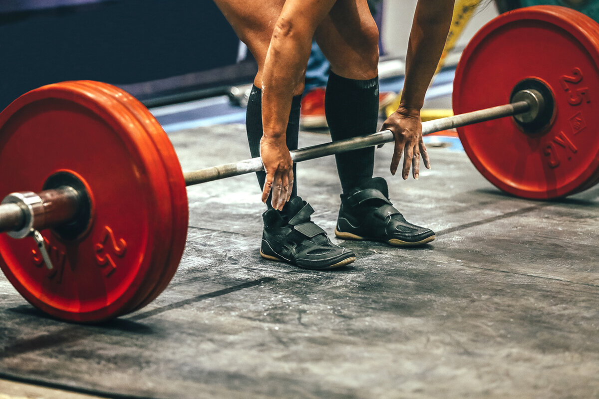 Спортсмен занимающийся тяжелой атлетикой