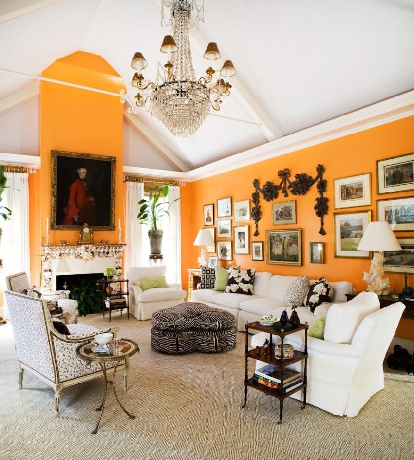 Оранжевые стены в гостиной