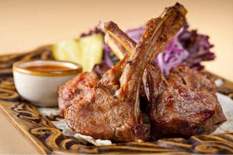 Залог вкусного и сочного шашлыка — правильно подобранное и замаринованное мясо. По традиции шашлык готовят из баранины. Но не каждому он придется по вкусу из-за специфического запаха. Мясо лучше покупать на рынке, для шашлыка лучше всего подойдет мякоть баранины из задней ноги. И не срезайте весь жир, именно он делает шашлык ароматным и сочным. 