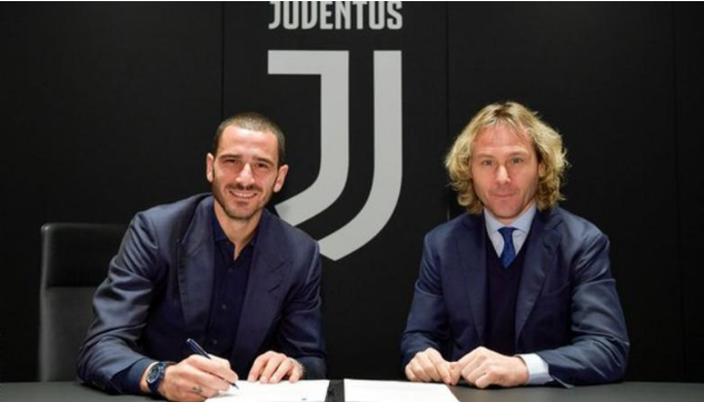 Бонуччи (слева) вместе с заместителем председателя "Ювентуса" Павлом Недведом