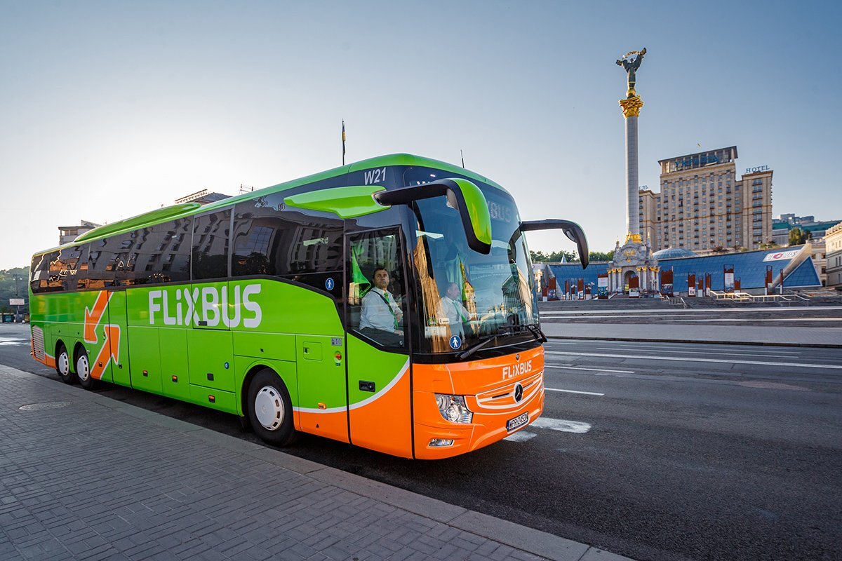 FlixBus выглядит вот так! Совет: не опаздывайте на остановки, приходите заранее и ищите нужную вам платформу для посадки, они никого не ждут и не ищут потерявшихся туристов, уезжают строго по расписанию