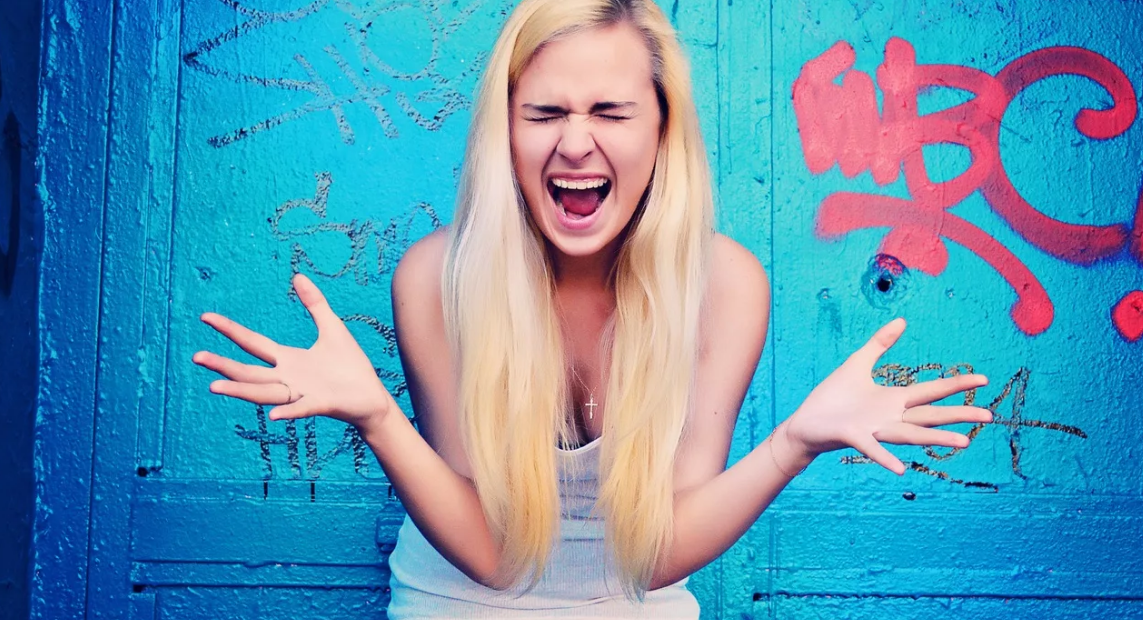 невыспавшаяся женщина. противогаз. женщина кричит. пин ап сша 50е. женщина вы чего с ума сошли.