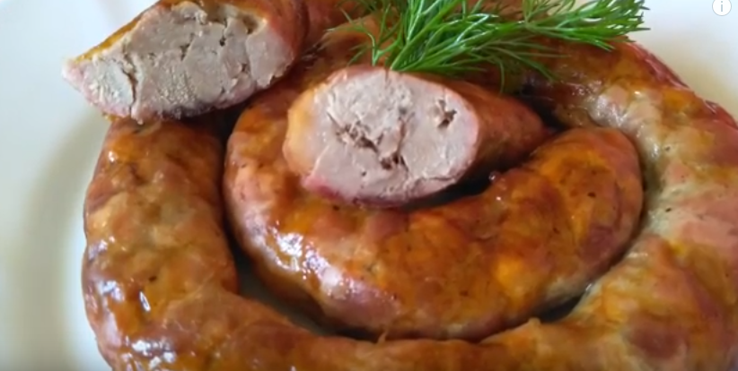 Добрый день! Сегодня делюсь рецептом очень вкусной домашней колбасы. Я очень люблю домашнюю колбасу, она мне почему-то напоминает приближения праздника или торжества. 