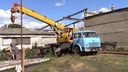 Старый автокран Ивановец на мазе.