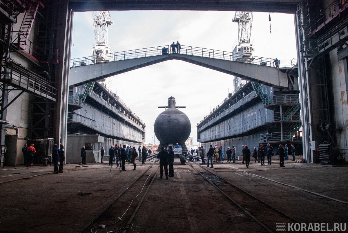 Церемония спуска подлодки "Кронштадт"