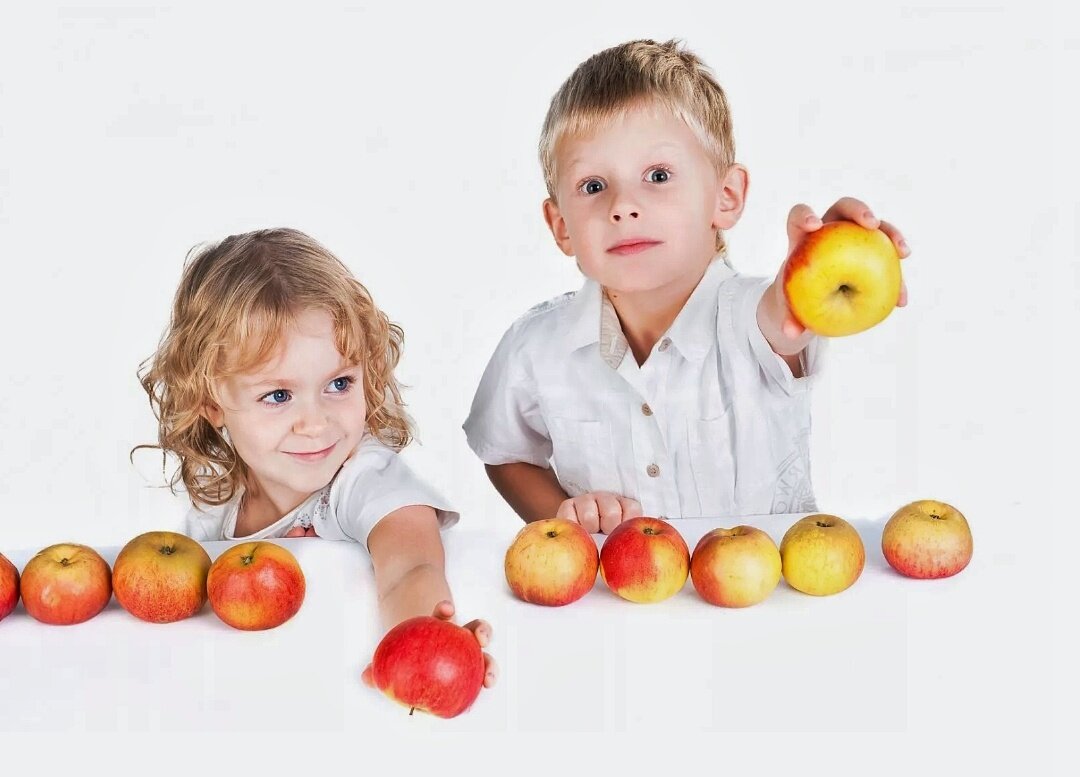 Ребенок. Фрукты для детей. Яблоко для детей. Картинки для детей. Дети учат фрукты